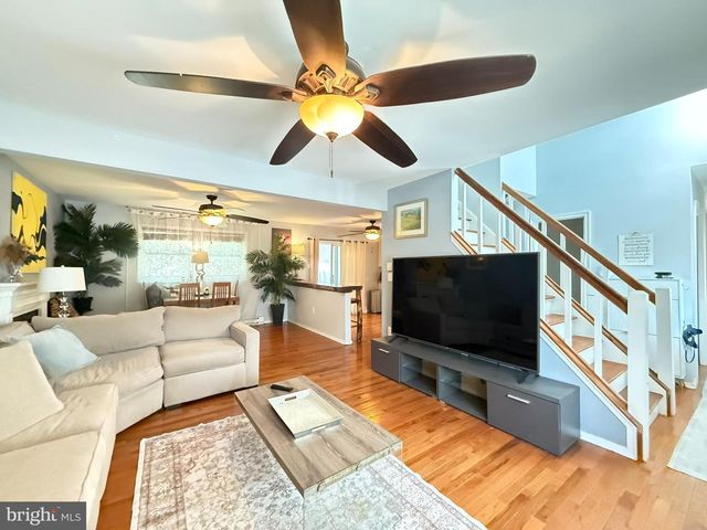 1140 COUNTRY PLACE DR, Tobyhanna, PA 18466