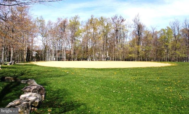1140 COUNTRY PLACE DR, Tobyhanna, PA 18466