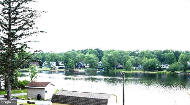 1140 COUNTRY PLACE DR, Tobyhanna, PA 18466