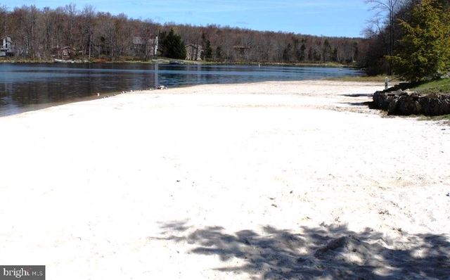 1140 COUNTRY PLACE DR, Tobyhanna, PA 18466