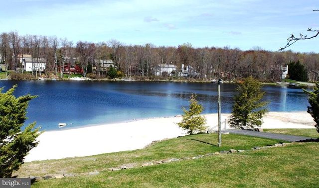 1140 COUNTRY PLACE DR, Tobyhanna, PA 18466