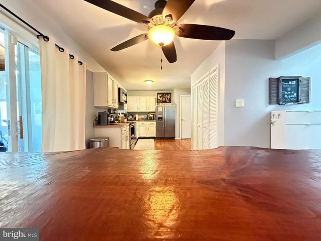 1140 COUNTRY PLACE DR, Tobyhanna, PA 18466