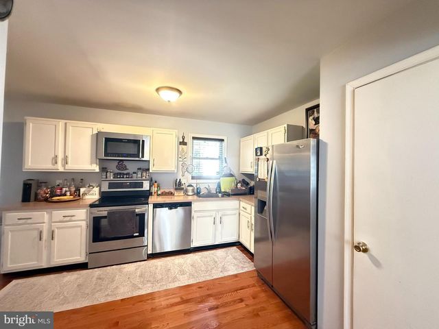 1140 COUNTRY PLACE DR, Tobyhanna, PA 18466