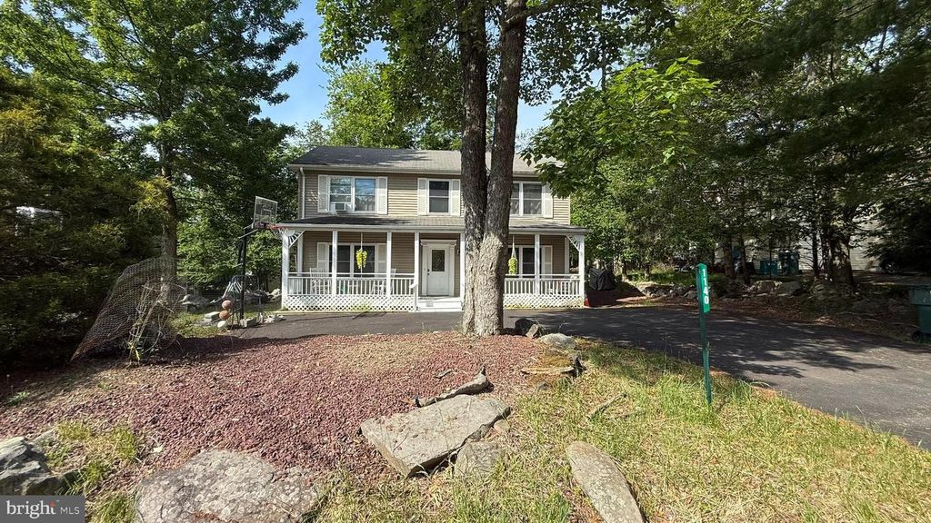 1140 COUNTRY PLACE DR, Tobyhanna, PA 18466