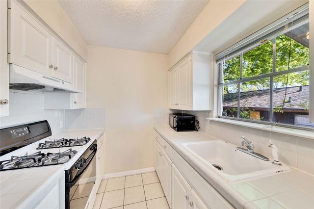 3411 Dolphin DR A, Austin, TX 78704