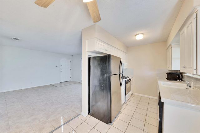 3411 Dolphin DR A, Austin, TX 78704