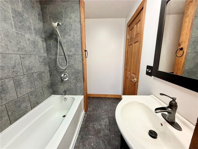 24 W Chartes St, New Castle, PA 16102