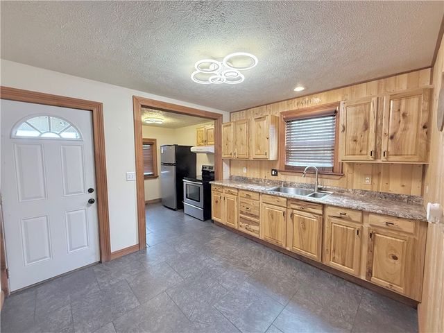 24 W Chartes St, New Castle, PA 16102