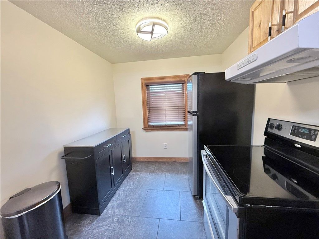 Image 10 of property listing at 24 W Chartes St, New Castle, PA 16102