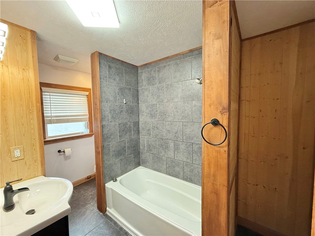 Image 11 of property listing at 24 W Chartes St, New Castle, PA 16102