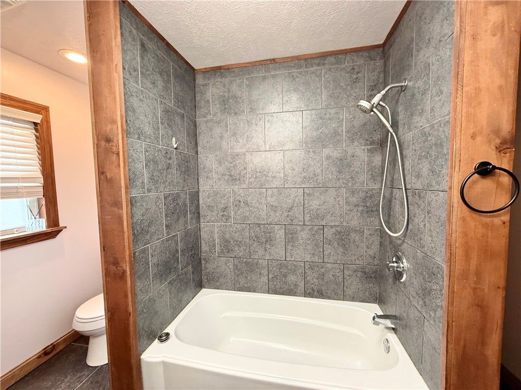 Image 12 of property listing at 24 W Chartes St, New Castle, PA 16102