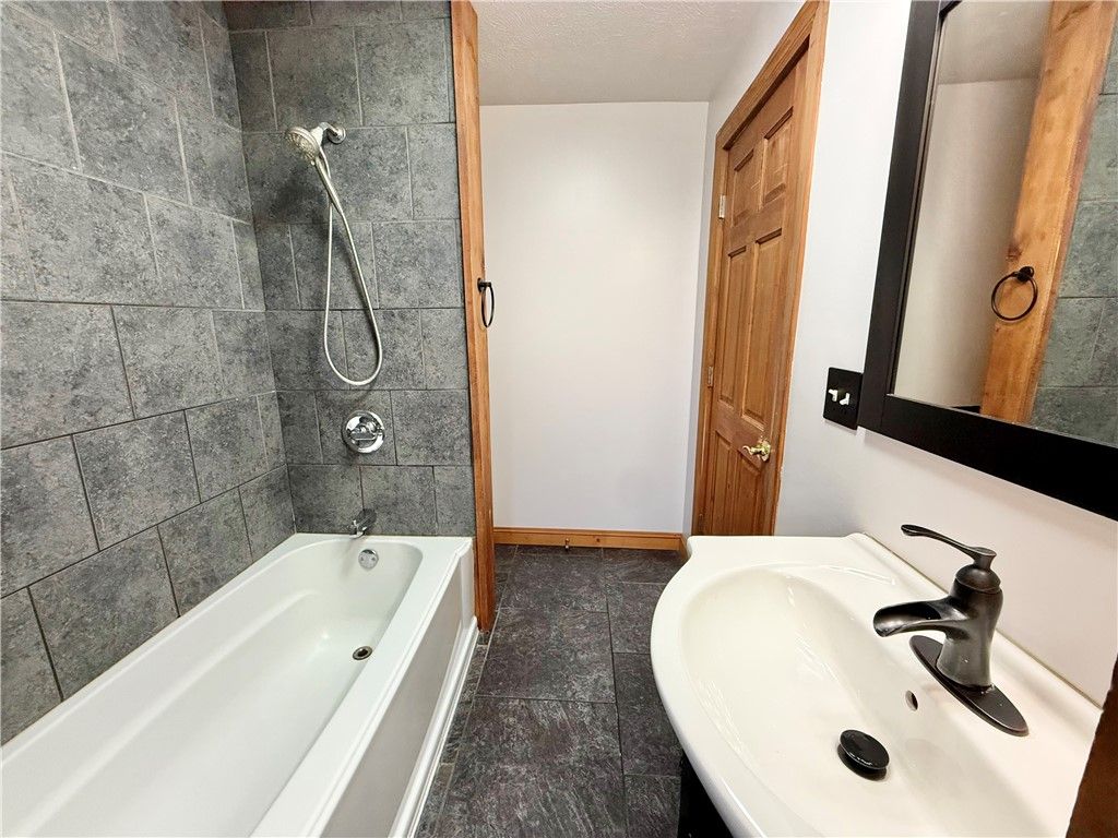 Image 14 of property listing at 24 W Chartes St, New Castle, PA 16102