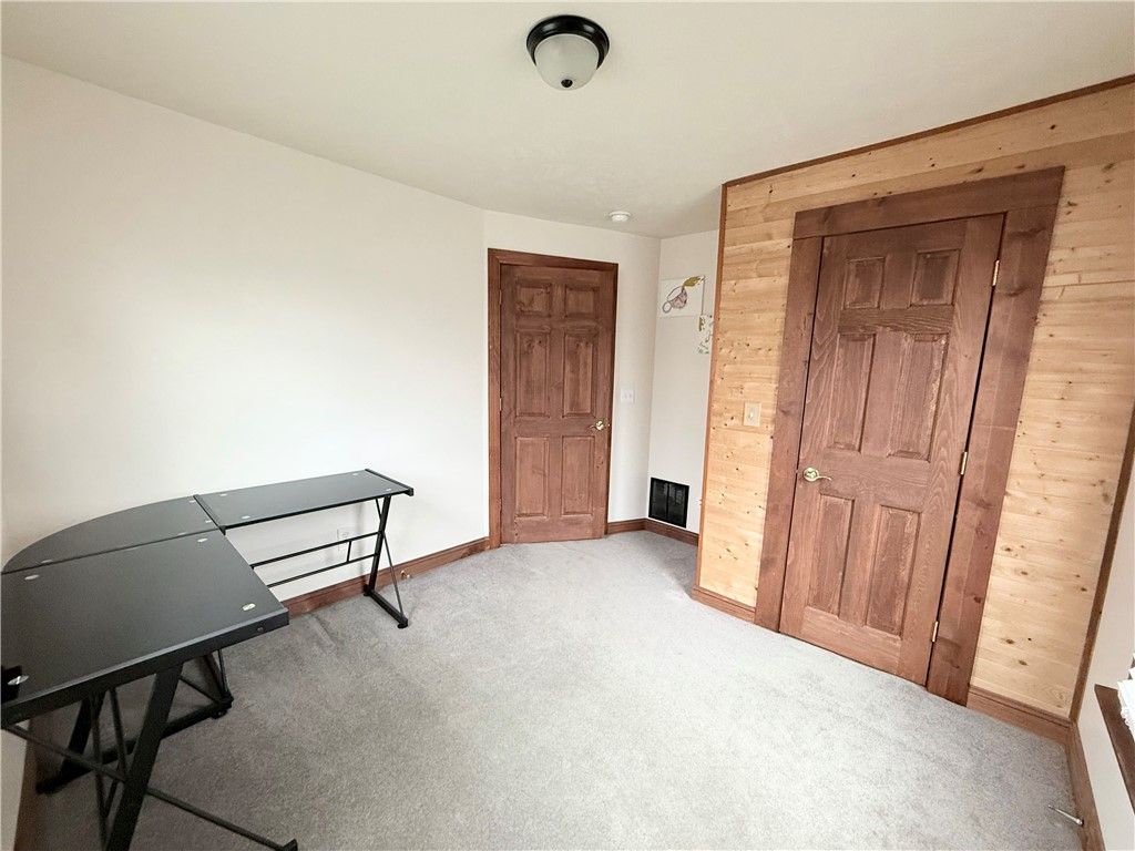 Image 16 of property listing at 24 W Chartes St, New Castle, PA 16102