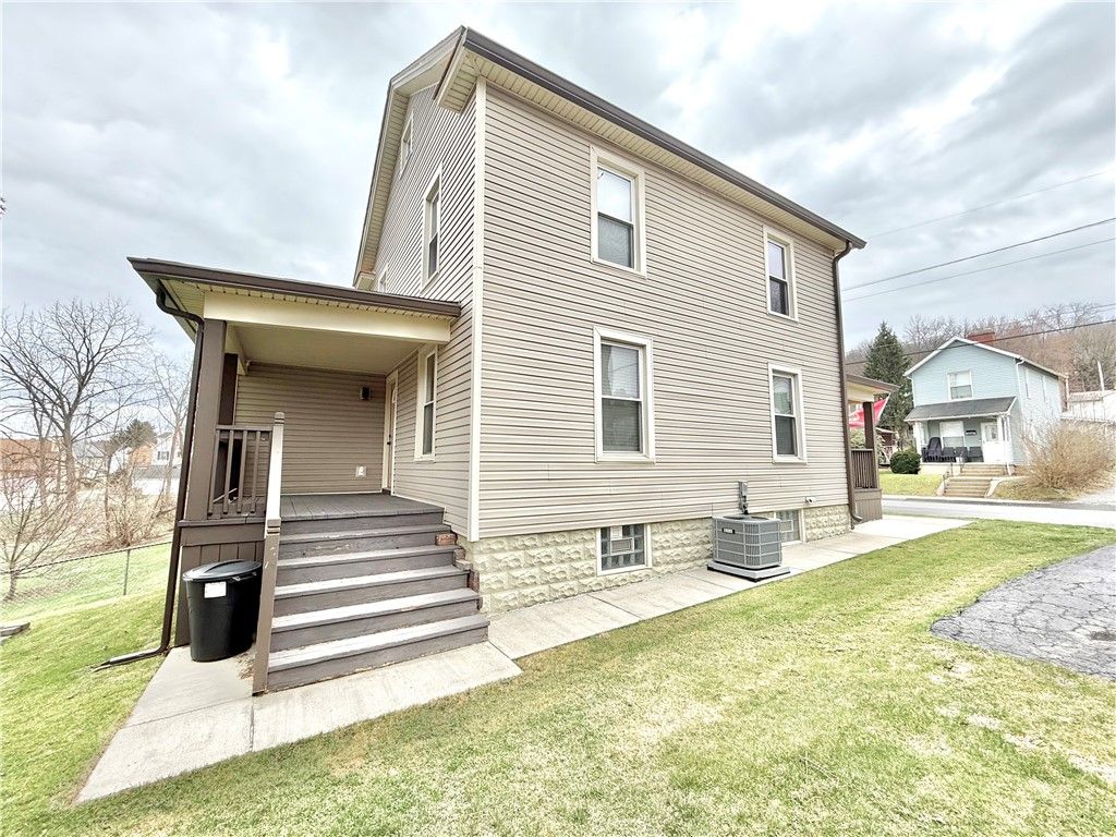 Image 28 of property listing at 24 W Chartes St, New Castle, PA 16102