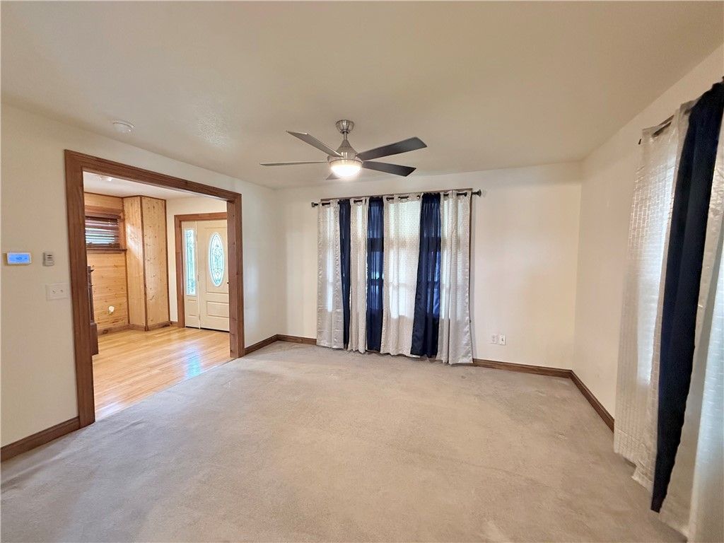 Image 4 of property listing at 24 W Chartes St, New Castle, PA 16102