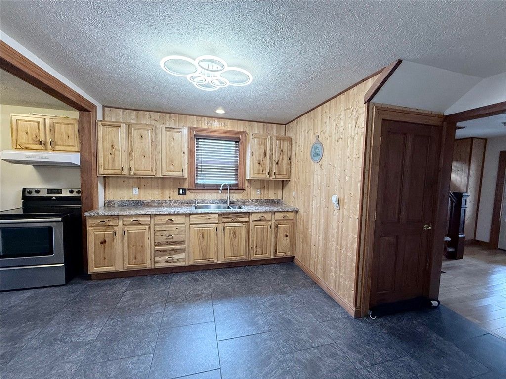 Image 7 of property listing at 24 W Chartes St, New Castle, PA 16102