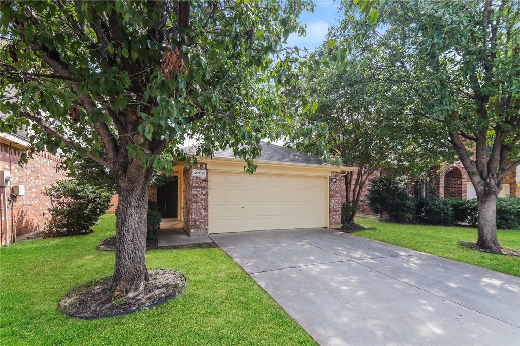 2709 Lynx Lane, Fort Worth, TX 76244