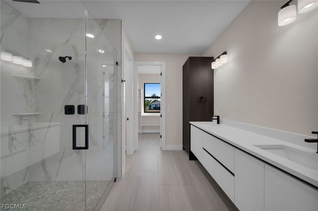 1425 NE 2nd ST, Cape Coral, FL 33909