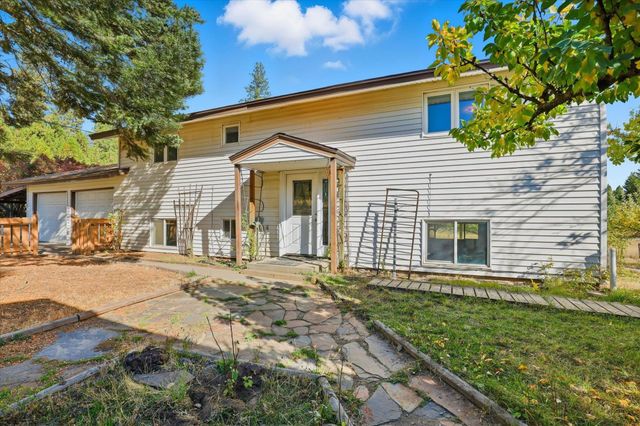 8920 E Schwachtgen Branch Rd, Chattaroy, WA 99003