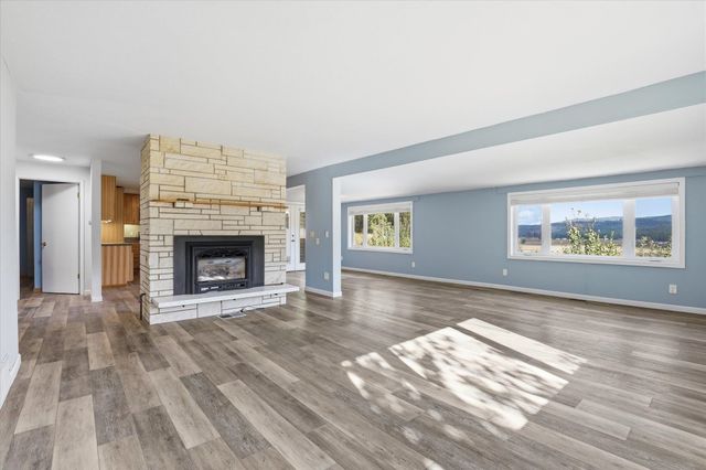 8920 E Schwachtgen Branch Rd, Chattaroy, WA 99003