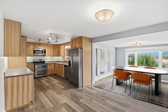 8920 E Schwachtgen Branch Rd, Chattaroy, WA 99003