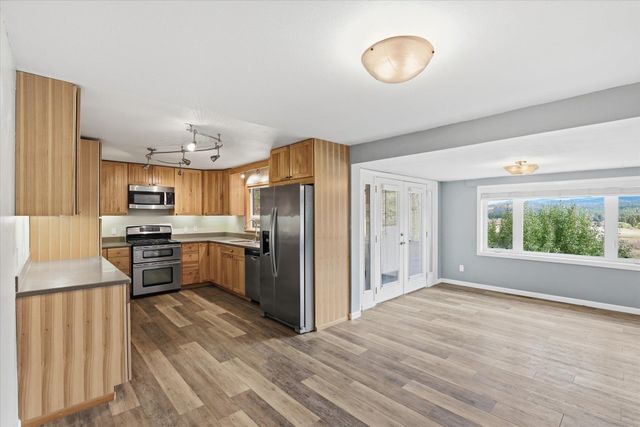 8920 E Schwachtgen Branch Rd, Chattaroy, WA 99003