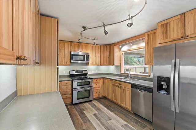 8920 E Schwachtgen Branch Rd, Chattaroy, WA 99003