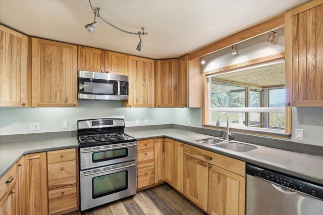 8920 E Schwachtgen Branch Rd, Chattaroy, WA 99003