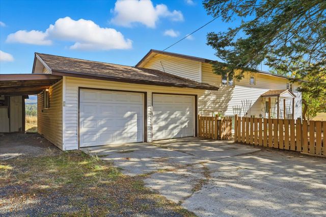 8920 E Schwachtgen Branch Rd, Chattaroy, WA 99003