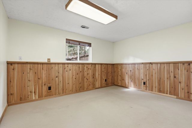 8920 E Schwachtgen Branch Rd, Chattaroy, WA 99003