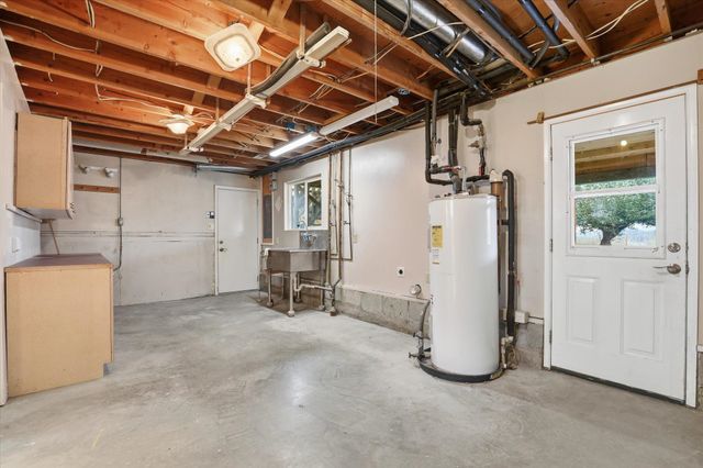 8920 E Schwachtgen Branch Rd, Chattaroy, WA 99003