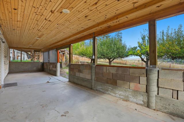 8920 E Schwachtgen Branch Rd, Chattaroy, WA 99003