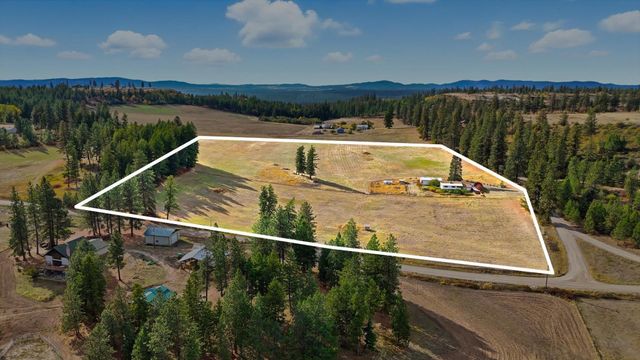 8920 E Schwachtgen Branch Rd, Chattaroy, WA 99003