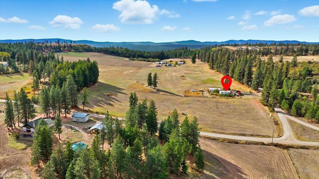 8920 E Schwachtgen Branch Rd, Chattaroy, WA 99003