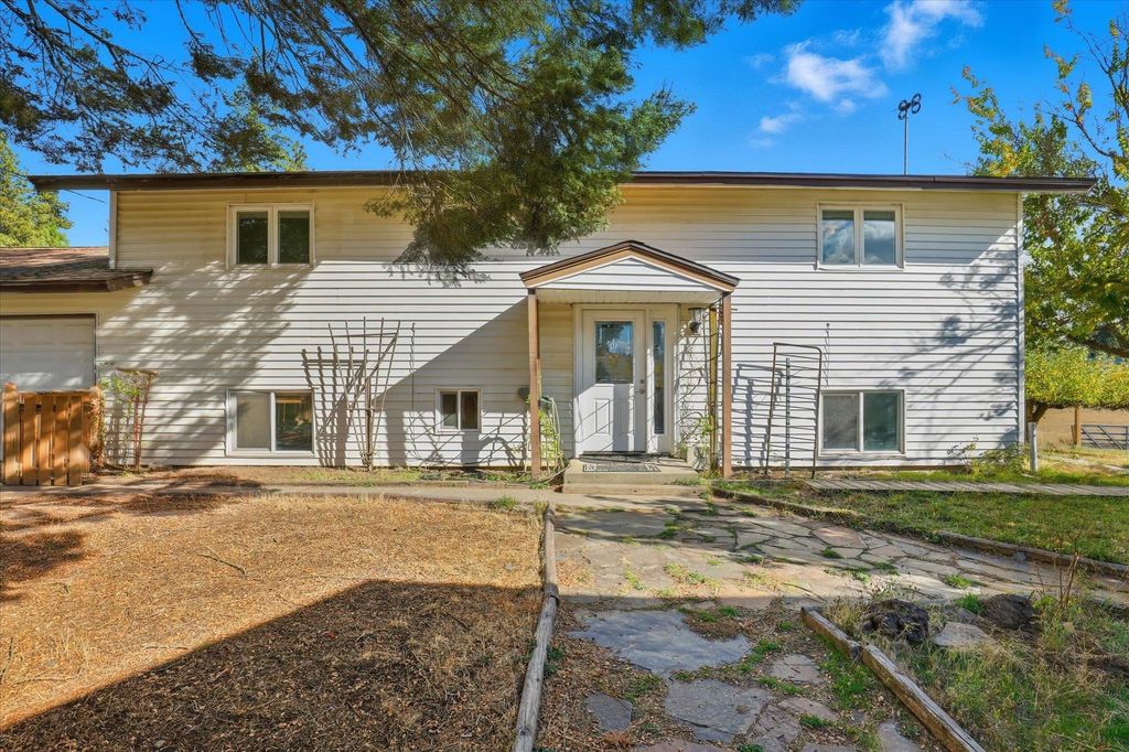 8920 E Schwachtgen Branch Rd, Chattaroy, WA 99003