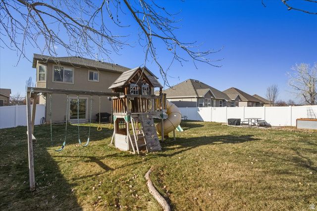 2057 S JAMES CIR, Clearfield, UT 84015