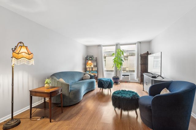 222 N Marion Street 2J, Oak Park, IL 60302