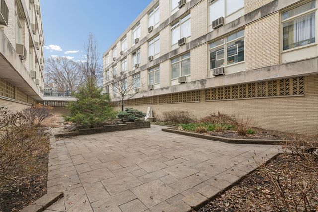 222 N Marion Street 2J, Oak Park, IL 60302