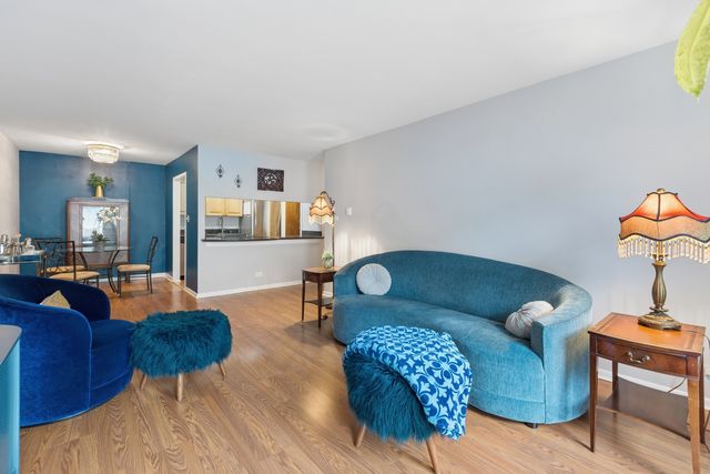 222 N Marion Street 2J, Oak Park, IL 60302