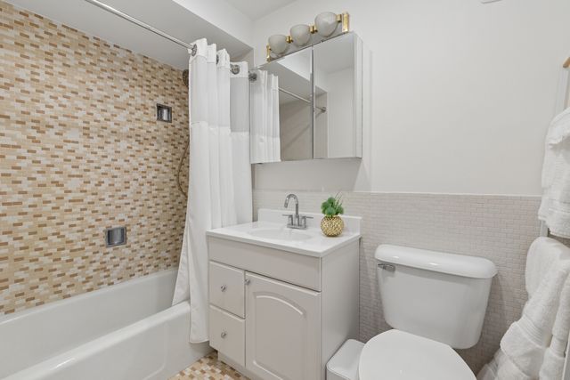 222 N Marion Street 2J, Oak Park, IL 60302