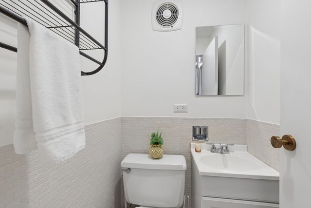 222 N Marion Street 2J, Oak Park, IL 60302