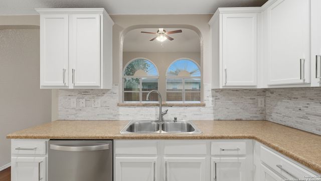716 Hollow Ridge, Schertz, TX 78108