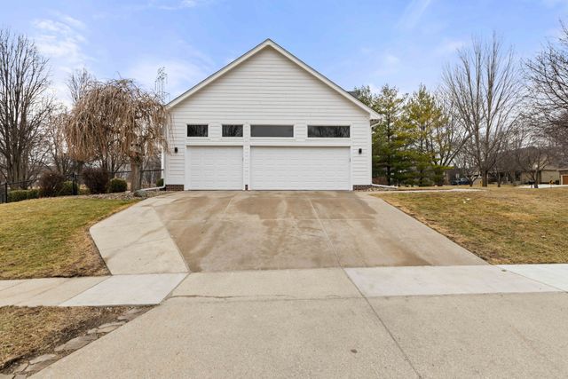 8324 Chambery Boulevard, Johnston, IA 50131