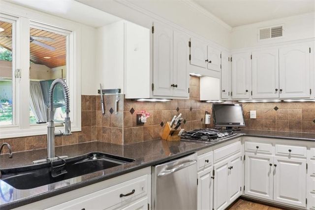 3200 Robinson Pike Road, Grandview, MO 64030