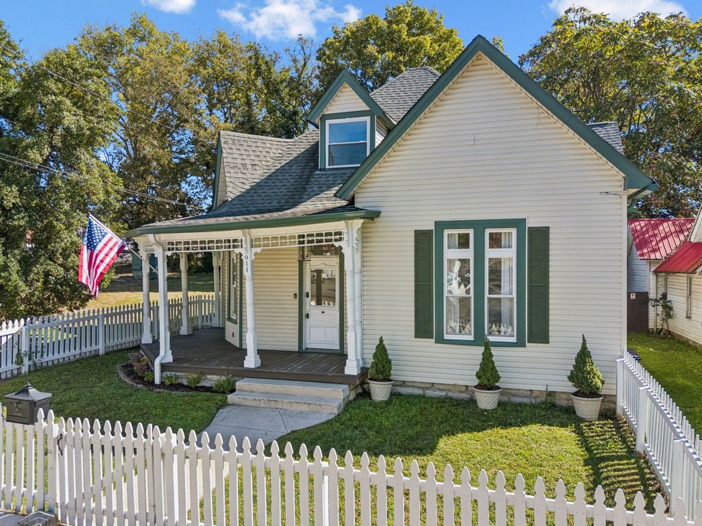 911 S High St, Columbia, TN 38401