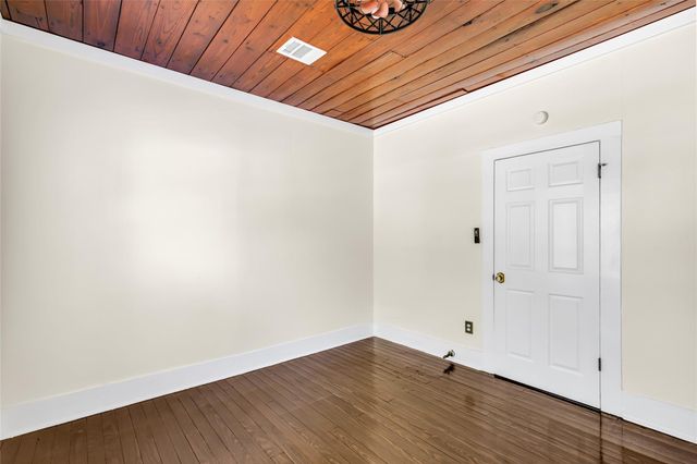 204 Kerry Road, Highlands, TX 77562