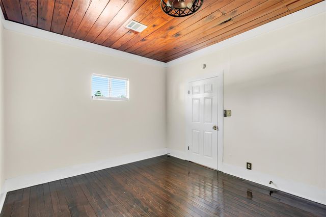 204 Kerry Road, Highlands, TX 77562