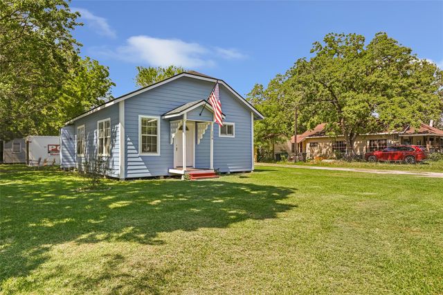 204 Kerry Road, Highlands, TX 77562