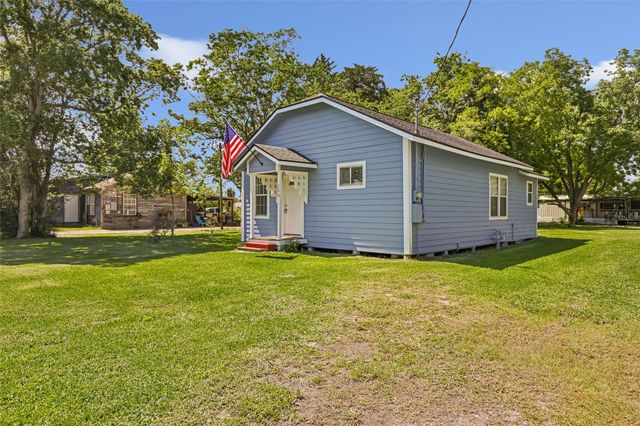204 Kerry Road, Highlands, TX 77562