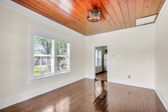 204 Kerry Road, Highlands, TX 77562